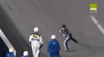 Šampionovi NASCAR ruply nervy. Vzduchem létala přilba