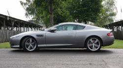 Aston Martin DB9 - pravý elegán mezi luxusními vozy