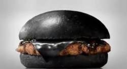 Japonci prodávávají černé cheesburgery. Proboha proč?