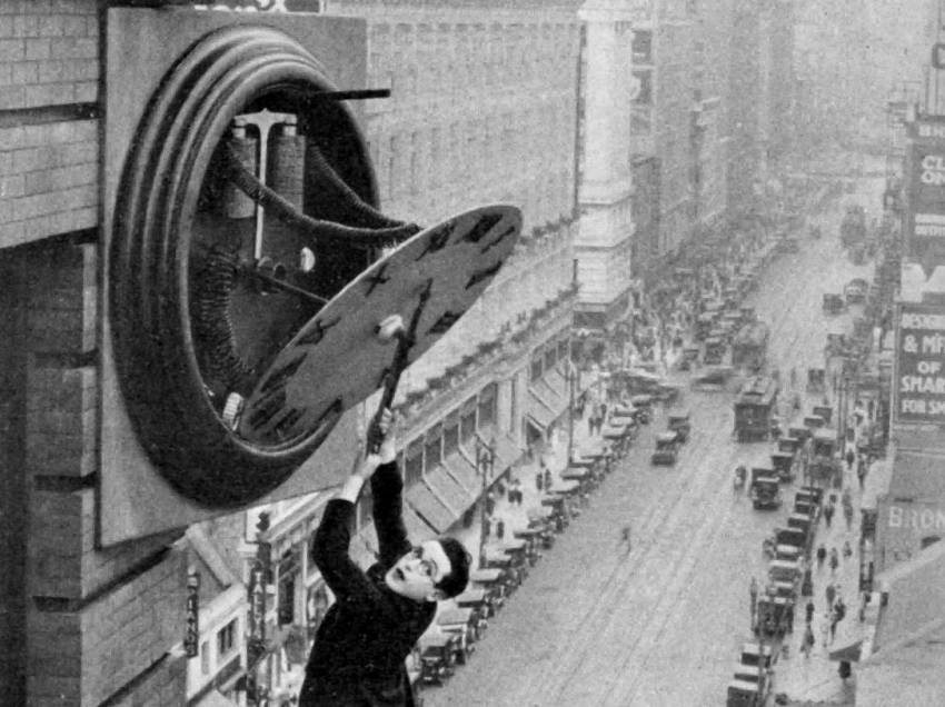 Harold Lloyd v jedné z nejznámějších scén