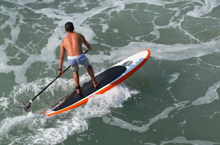 Adrenalinový paddleboarding. Jezdci na prkně s pádlem jsou vidět čím dál častěji