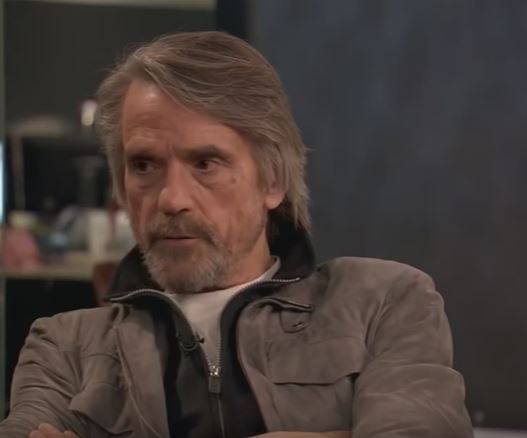 Jeremy Irons: Vydělával si na ulici zpěvem a vymaloval si svůj hrad narůžovo