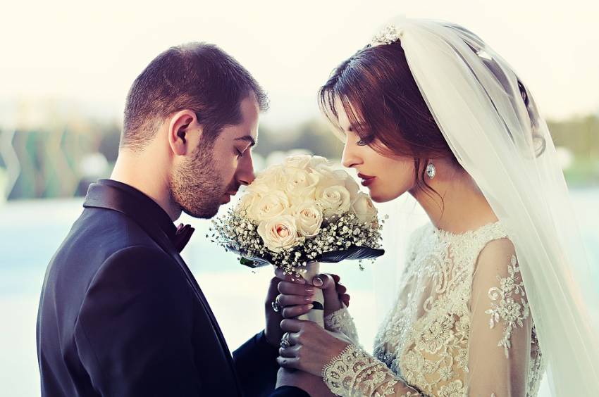 Muži s atraktivními manželkami mají šťastnější manželství